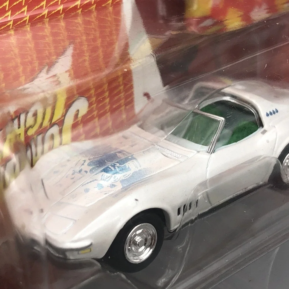 Johnny Lightning Poker 1968 Chevrolet Corvette White Diecast‎ 1/64 w/ Poker Chip